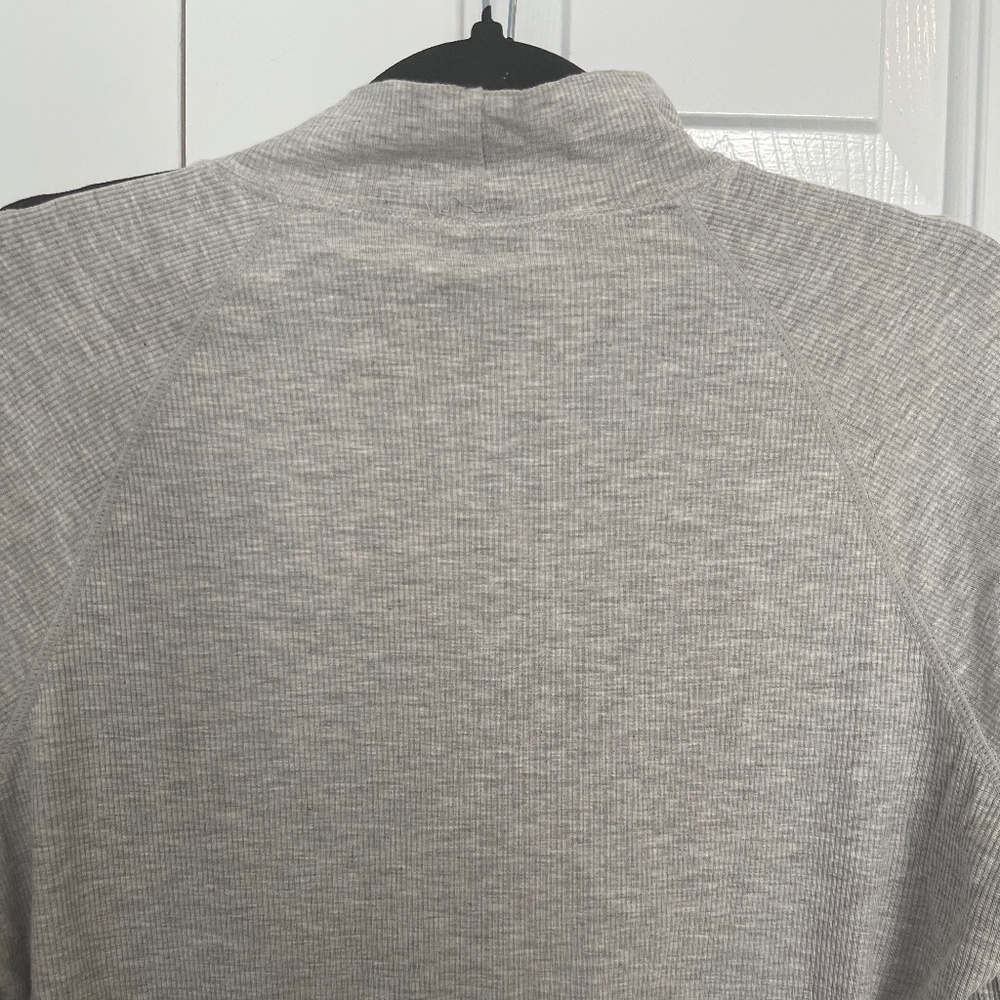Exercise tops - Picture 4 of 4